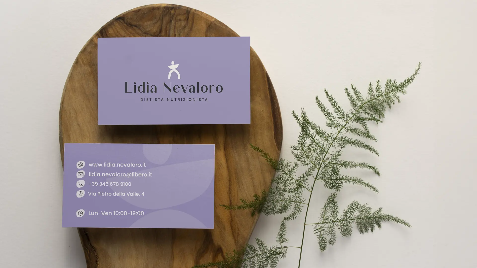 Declinazione della brand identity di Lidia Nevaloro su biglietti da visita a sfondo lilla con testo bianco