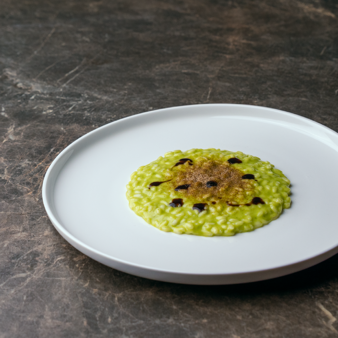 Piatto piano con risotto verde