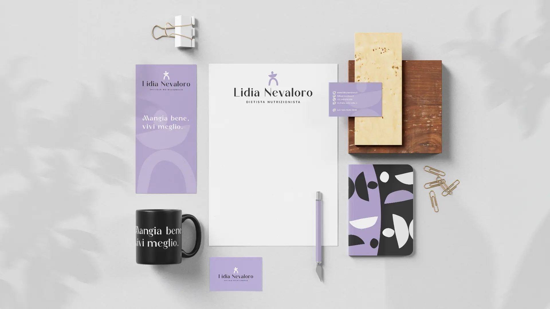 Declinazione della brand identity di Lidia Nevaloro su merchandising: Tazza, carta intestata, biglietti da visita e agenza.