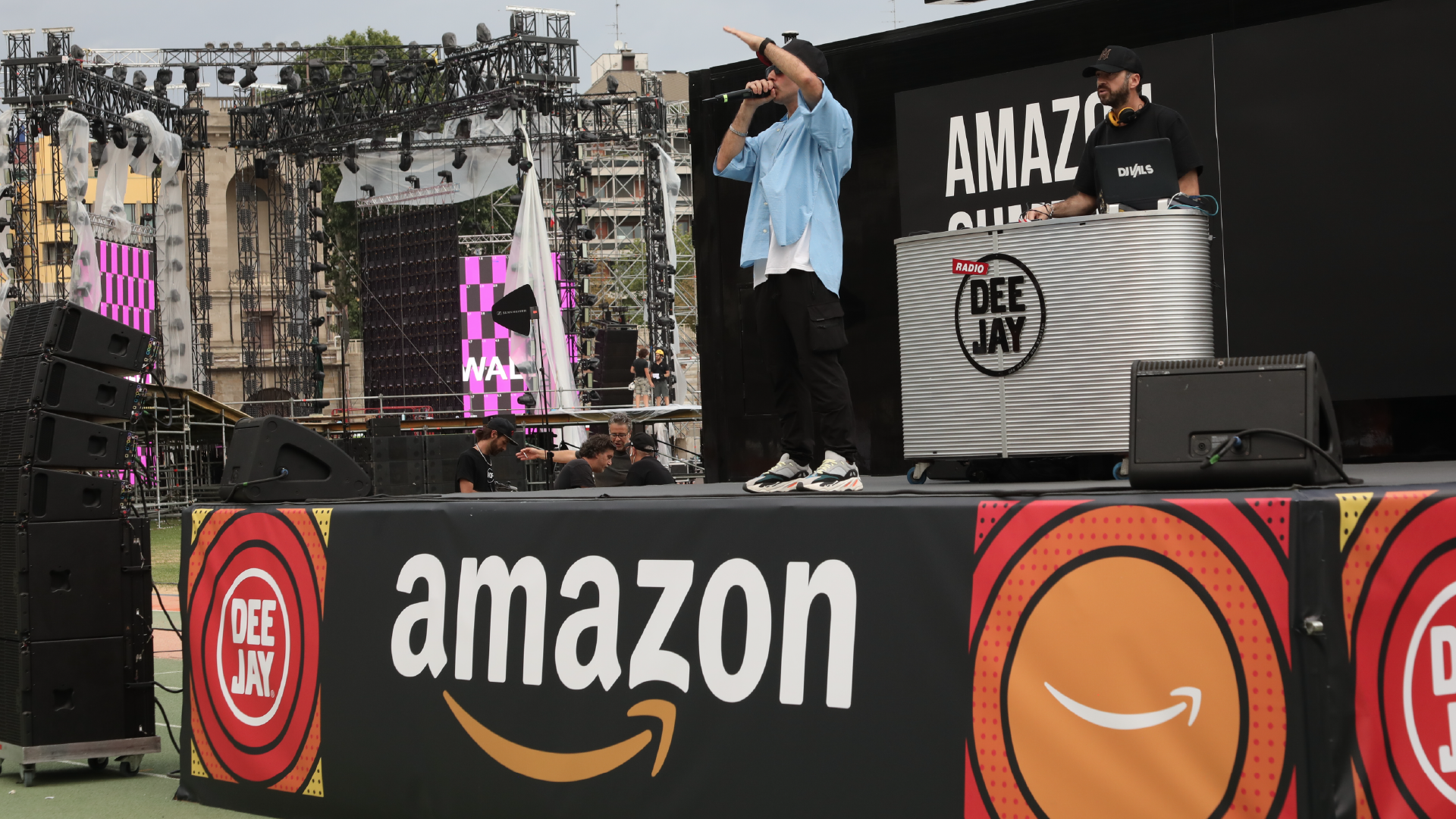 Cantanti sul palco durante l'evento amazon, radio deejay