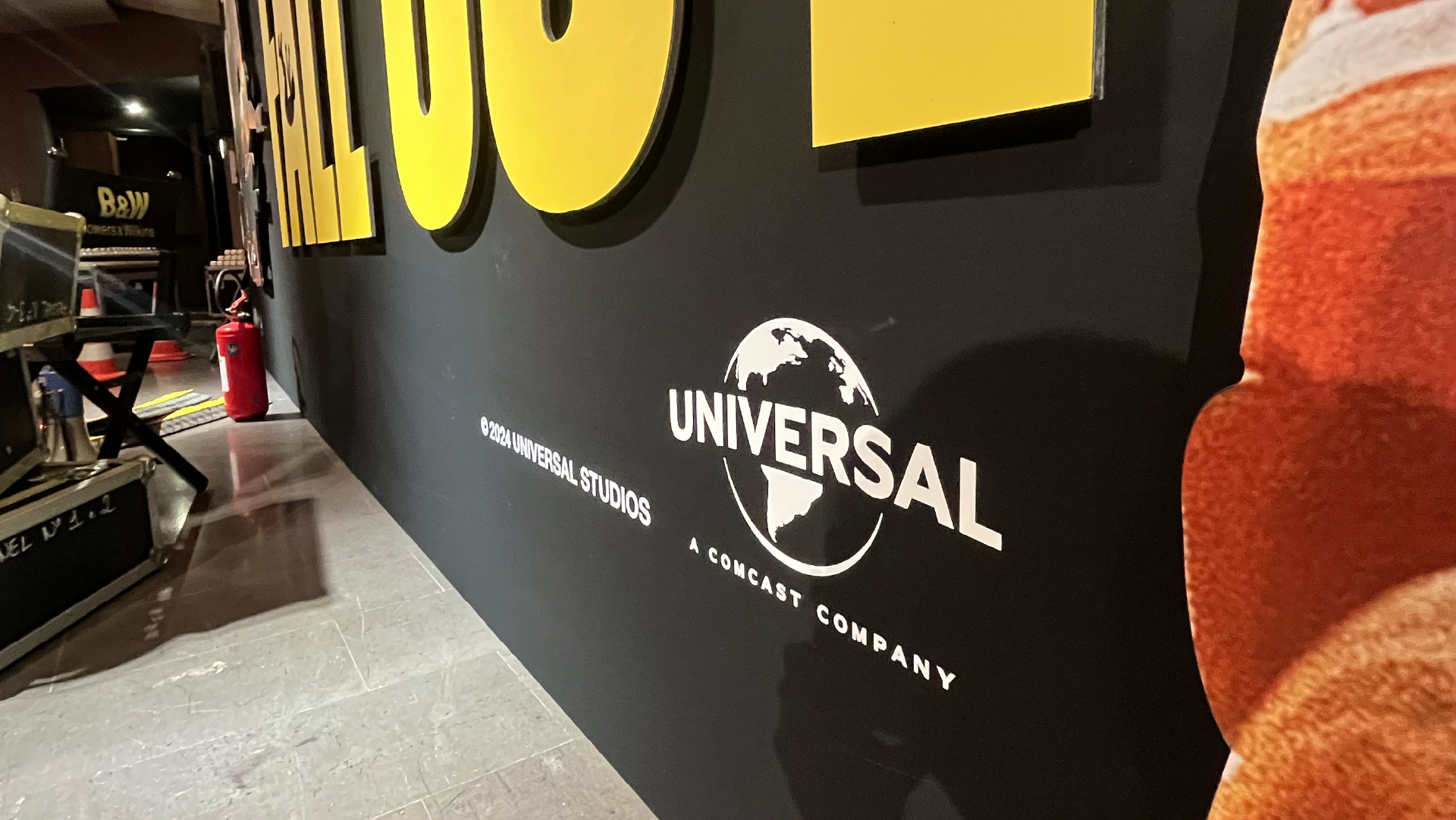 Allestimento creato a Roma per la prima del film The Fall Guy con primo piano sul logo dell'Universal Studios