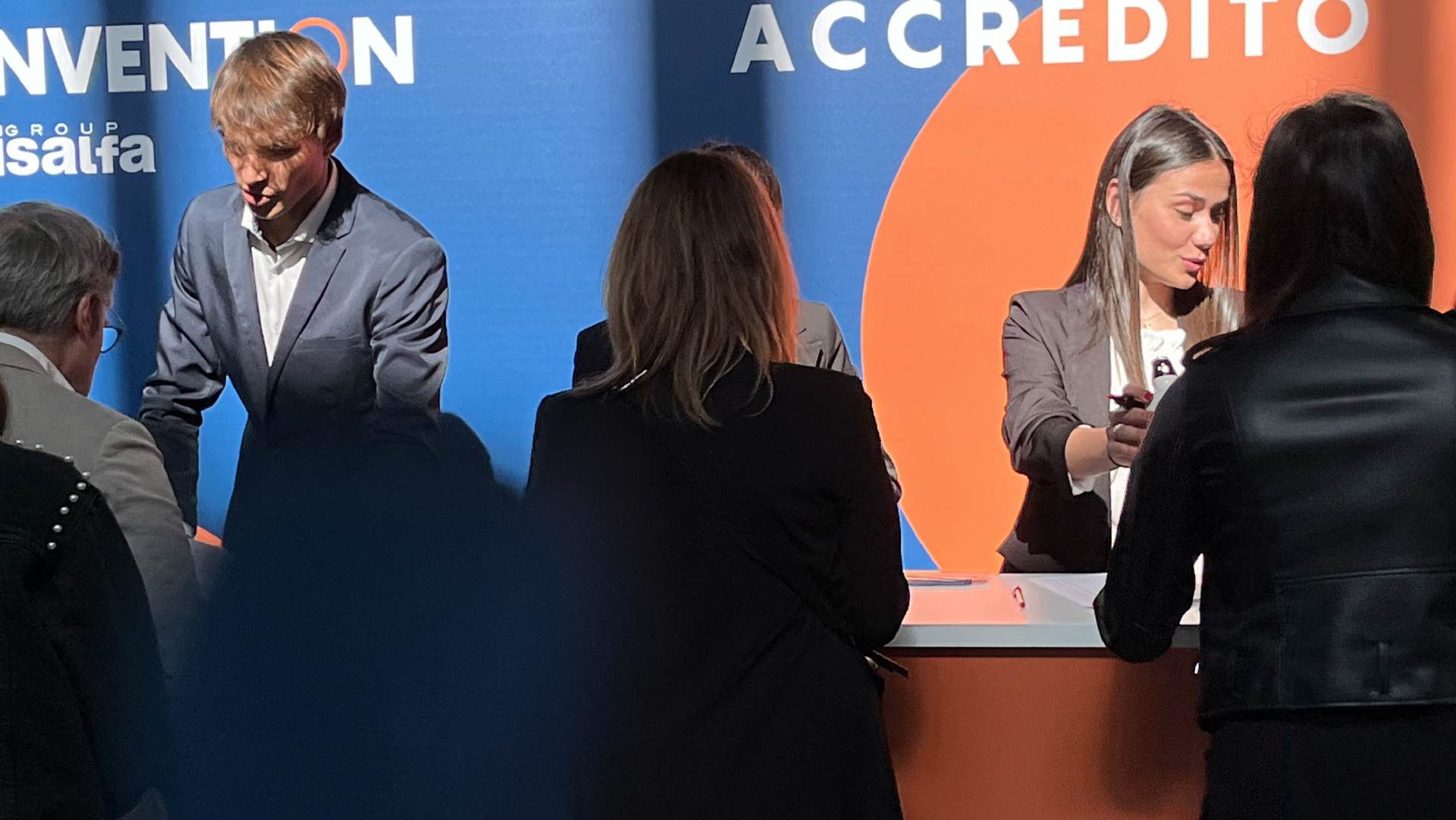 Foto dell'evento Cisalfa People, ci sono le hostess e gli stewart che consegnano i gadeget ai dipendenti Cisalfa