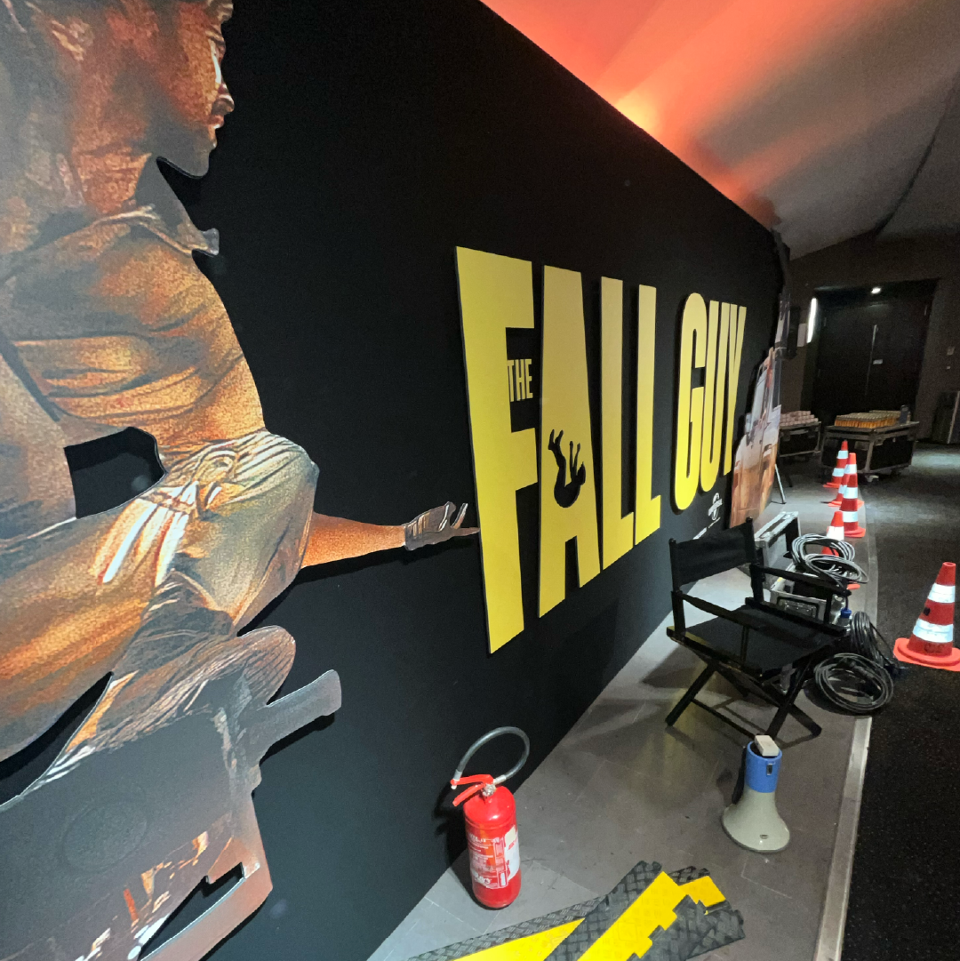 Allestimento creato a Roma per la prima del film The Fall Guy composto da sedia da regista, coni, megafono, e cavi vari. Lo sfondo su parete è una scritta gigante The Fall Guy gialla.