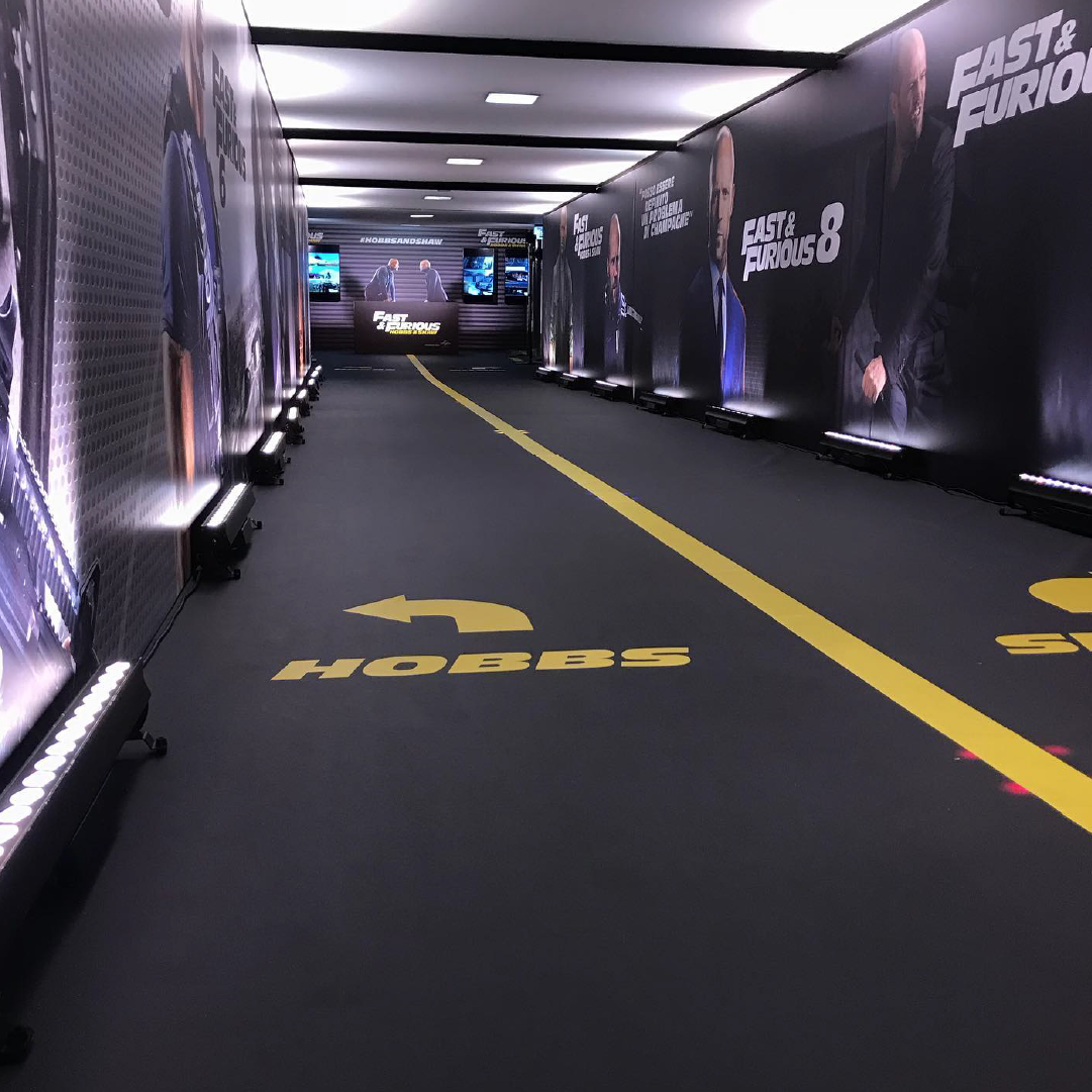 Allestimento creato a Roma per Fast & Furious 8 in cui il pavimento è rappresentato da due corsie di marcia e sui muri ci sono i rivestimenti del film